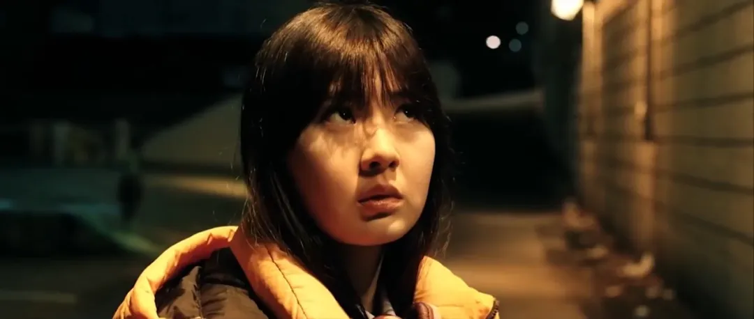 《下水井》（台译《索命人孔盖》）：杀人狂藏身地下管道，看完不敢踩井盖