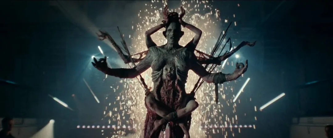 尺度重口！2024年發行的R級喪屍片《屍潮洶涌》玩的太嗨了！