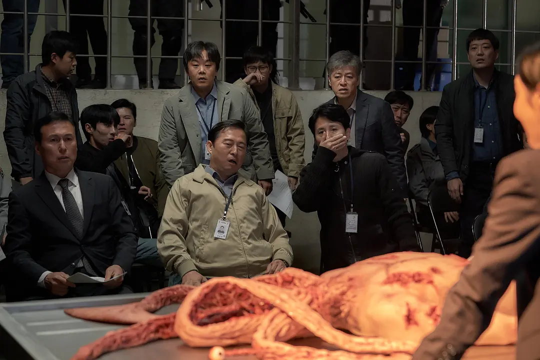 Netflix科幻驚悚韓劇「寄生獸」上線，畫風太獵奇了！