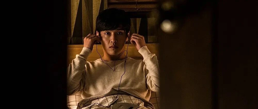 韩国悬疑片《记忆之夜》：哥哥被绑架19天回家，残疾的腿换了一条