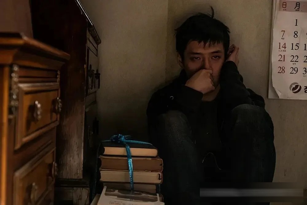 韩国悬疑片《记忆之夜》：哥哥被绑架19天回家，残疾的腿换了一条