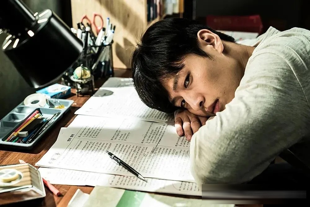 韩国悬疑片《记忆之夜》：哥哥被绑架19天回家，残疾的腿换了一条