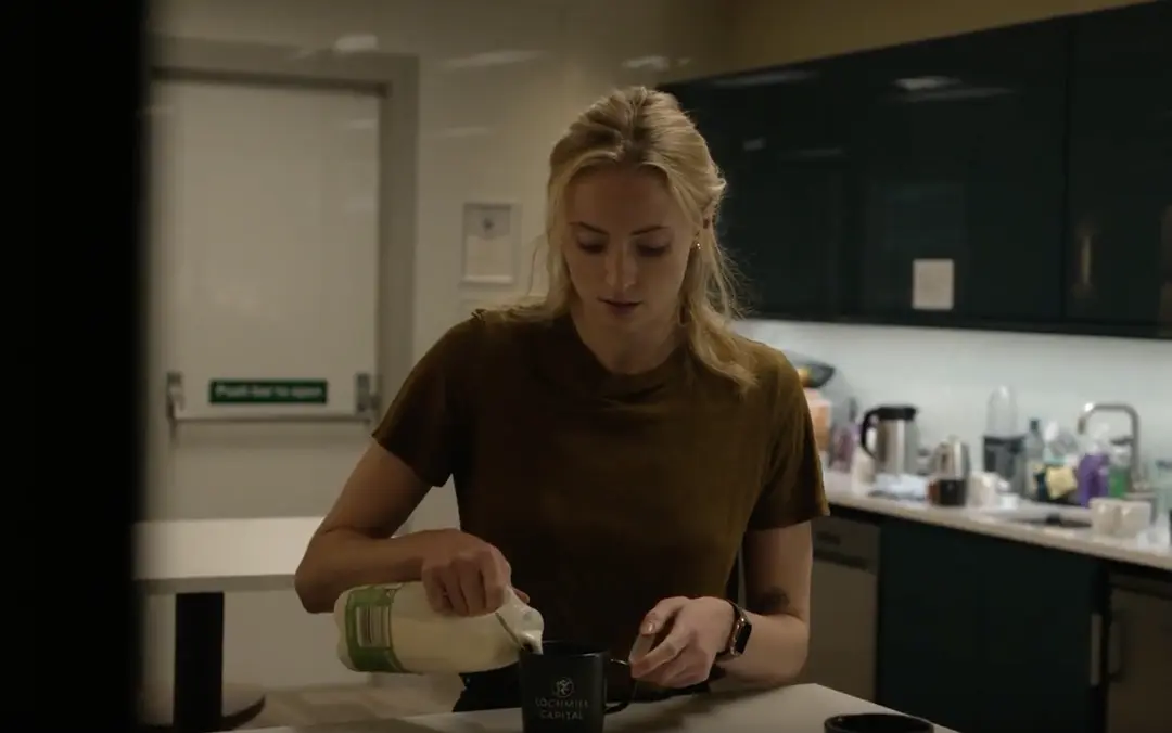 最近要是剧荒，那可别错过这部新上线的英剧《强制窃贼》，第一集就高能，这部剧稳了！