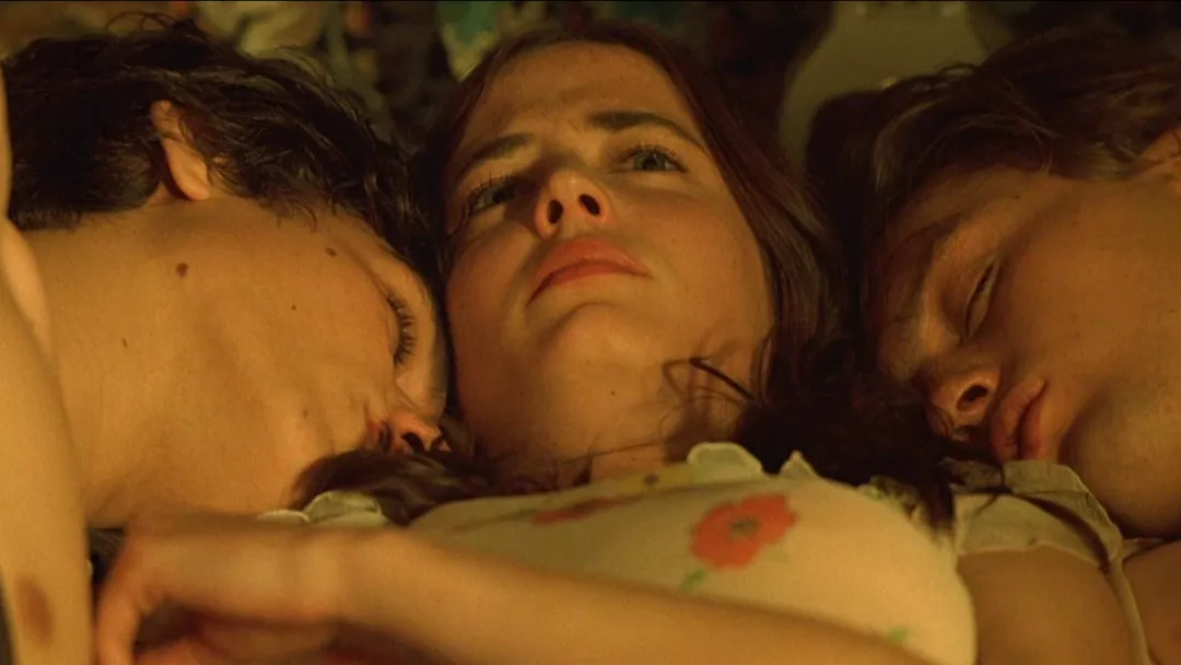 巴黎奥运“三人行”，远不如这部法国电影《戏梦巴黎》炸裂！