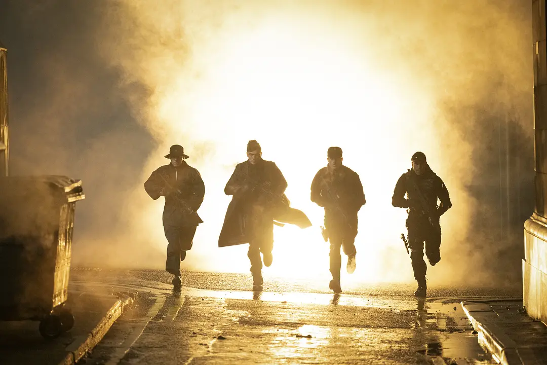 《逃亡游戏/猎杀游戏》：资本末日与娱乐消费的狂欢