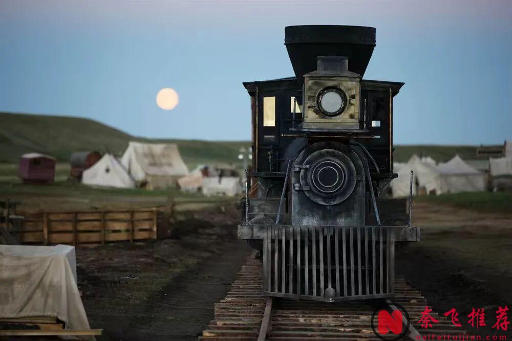 一部西部风格浓厚的历史剧《地狱之轮》,写实的揭露了北美大铁路修建过程的黑暗与血腥历程