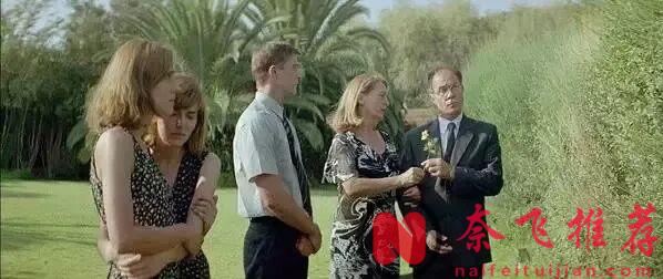 希臘高分驚悚片《狗牙/犬齒之家/非普通教欲》:三個小孩生活在與世隔絕的家庭中,被禁錮的人生終有一天被掙脫!