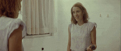 希臘高分驚悚片《狗牙/犬齒之家/非普通教欲》:三個小孩生活在與世隔絕的家庭中,被禁錮的人生終有一天被掙脫!