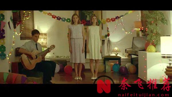 希臘高分驚悚片《狗牙/犬齒之家/非普通教欲》:三個小孩生活在與世隔絕的家庭中,被禁錮的人生終有一天被掙脫!