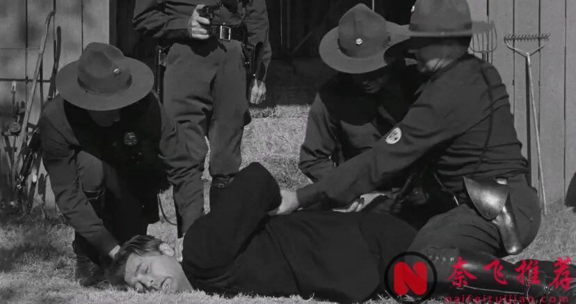 當年被嫌棄，現在卻成了恐怖美學的永恆經典，這部電影《獵人之夜》真牛！