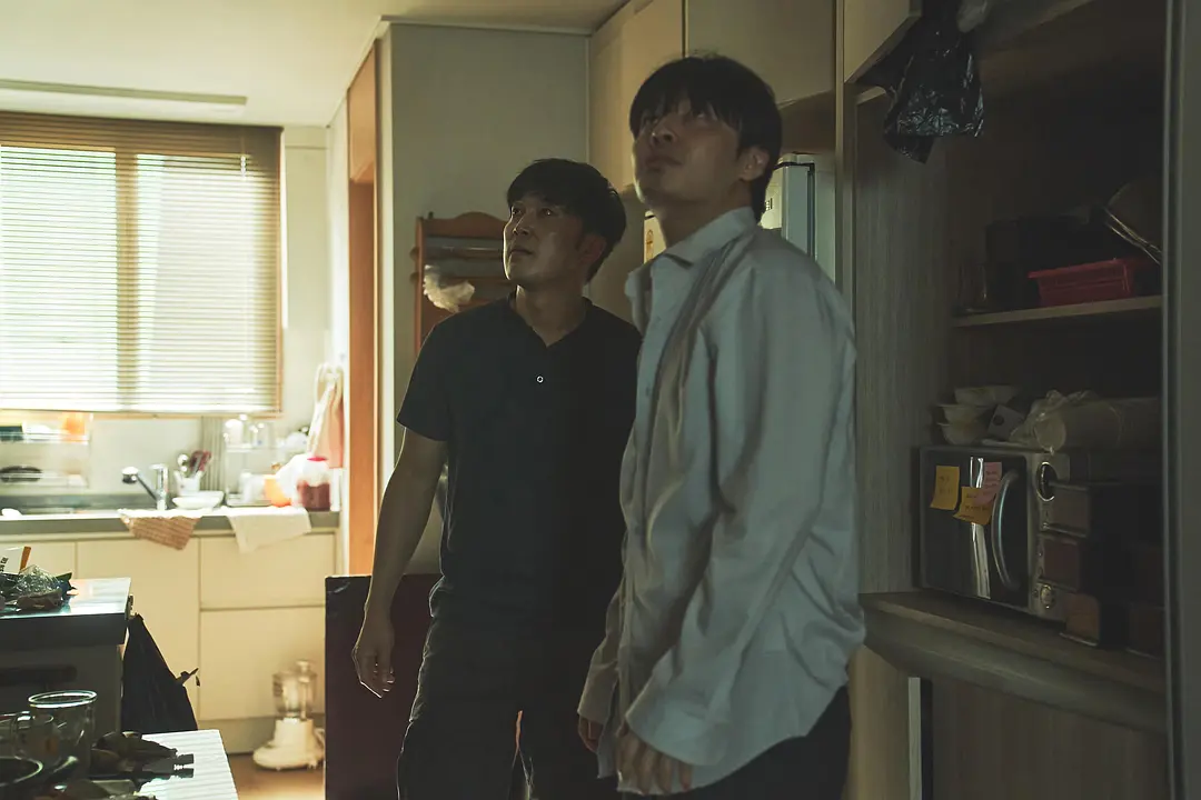 Netflix最新韓國驚悚片《牆外之音/84平方米》可太窒息了，把我都看焦慮了！