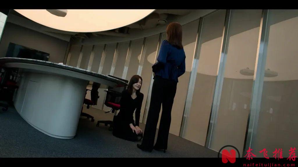 Netflix的这部韩国双女主复仇爽剧《女王制造者/造后者》，看女王如何拿捏小鲜肉！