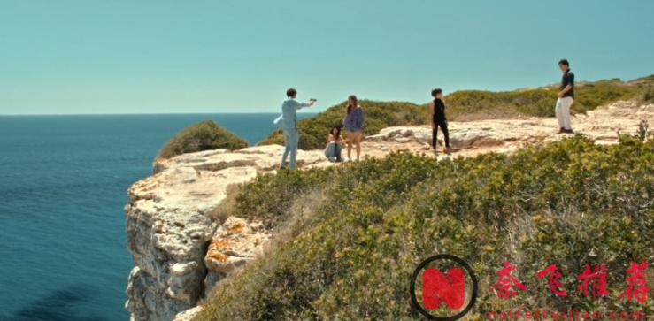 Netflix又炸出一部大尺度悬疑片《危岛坠爱》,演员养眼,景色优美,妥妥的爱情杀猪盘!