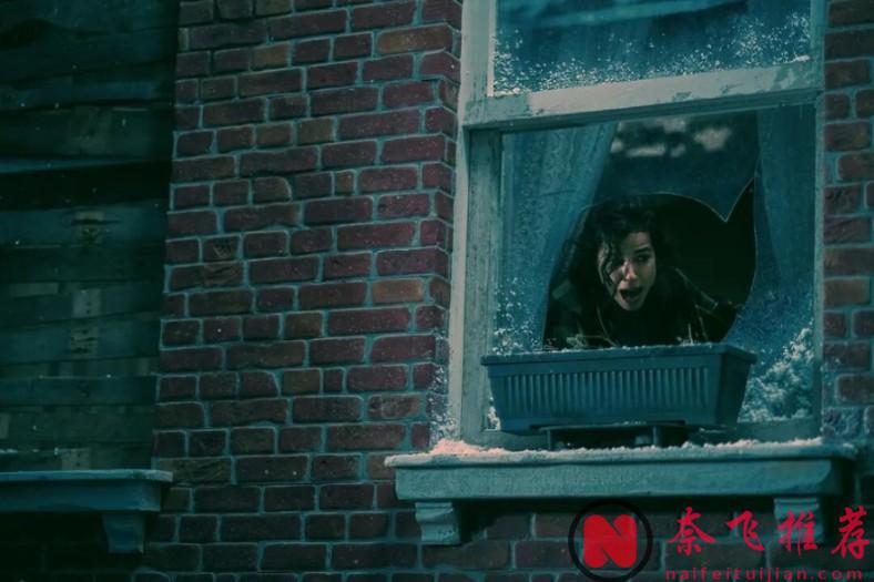 恐怖电影《诡屋惊魂/战栗公寓/杀无舍/无人生还》偷渡女子租住廉价寄宿公寓,却惨遭房东献祭邪神!