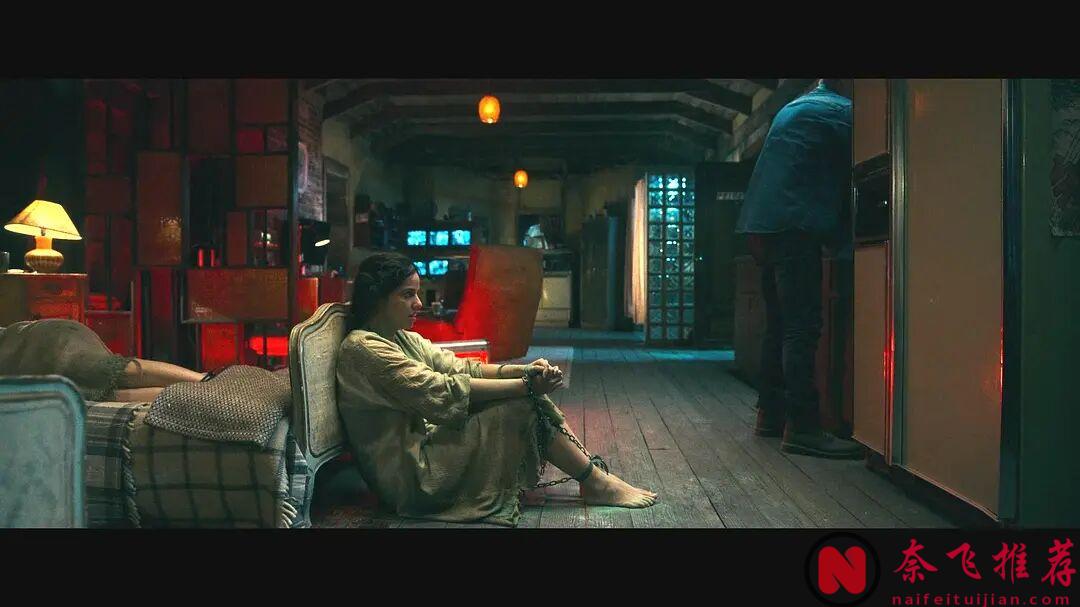 恐怖电影《诡屋惊魂/战栗公寓/杀无舍/无人生还》偷渡女子租住廉价寄宿公寓,却惨遭房东献祭邪神!