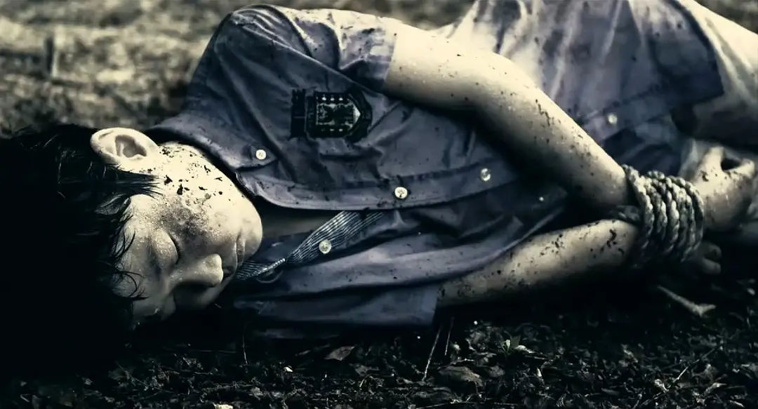 被低估的韩国犯罪片《共犯/血缘共犯》，如此心狠手辣，看完被震撼了