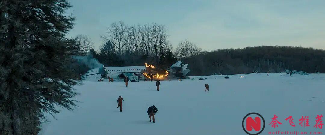 第一集就够上头,Apple TV+这部「空难+囚犯转运」题材新剧《失序边缘/冰封边狱》太过瘾了