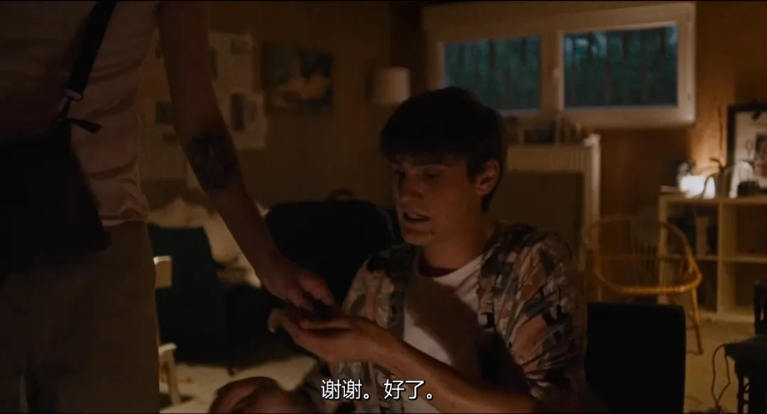 一镜到底的丧尸题材新影片《疯死》已上线，丧尸病毒蔓延，恐怖的夜晚只有疯狂逃生！