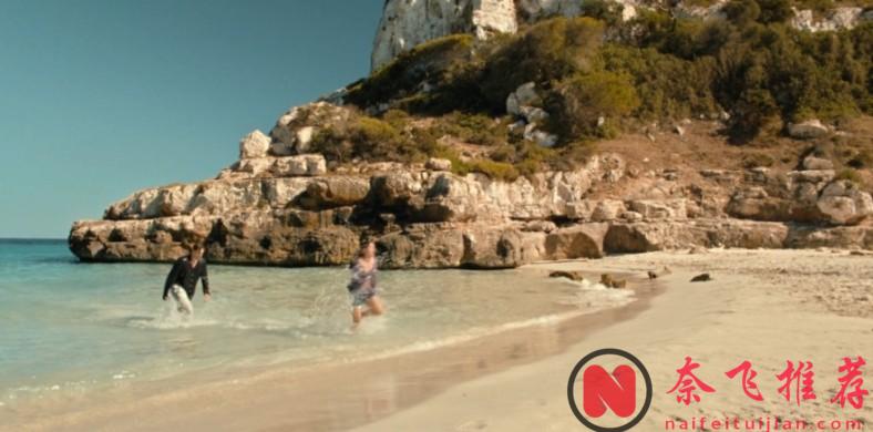 海岛寻爱，Netflix又炸出一部「颜值+风景+尺度」之作《危岛坠爱》！