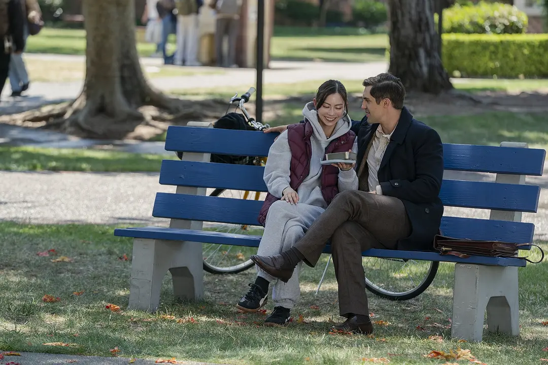 1773279482940002025.webp 一集入坑,这部最新美国喜剧《雄鸡生活》让史蒂夫·卡瑞尔重回喜剧巅峰!