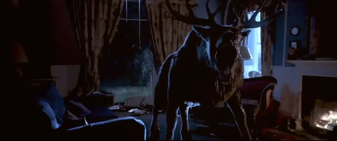 这部新上映的恐怖片《小鹿斑比:清算/杀鹿斑比》被誉为童年阴影制造机,血腥复仇的暗黑狂想