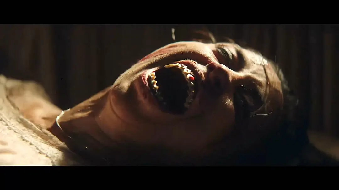 以墨西哥民俗文化為基底的美國恐怖片《驅魔古法》,最硬核驅魔儀式,美女慘著挖肚取膽